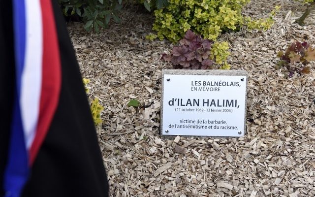 La stèle rendant hommage à Ilan Halimi à Bagneux, le 5 mai 2015. (Crédit : Alain Jocard/AFP)