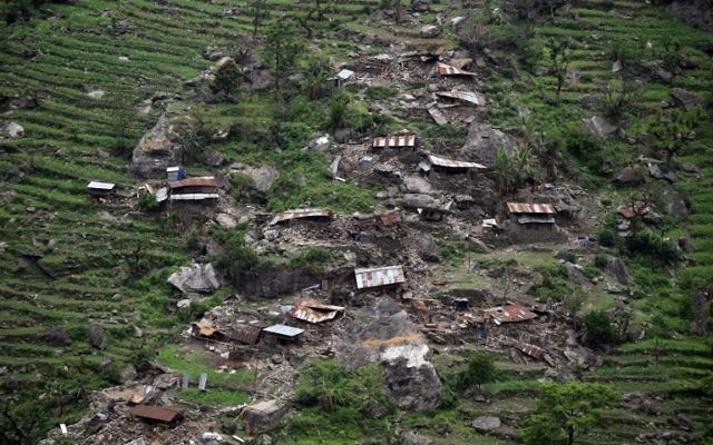 Une vue des maisons endommagées prises à partir d'un hélicoptère de l'armée indienne après un séisme dans la région népalaise de Gorkha le 28 avril 2015 (Crédit : AFP / Sajjad Hussain) Une vue des maisons endommagées prises à partir d'un hélicoptère de l'armée indienne après un séisme dans la région népalaise de Gorkha le 28 avril 2015 (Crédit : AFP / Sajjad Hussain)