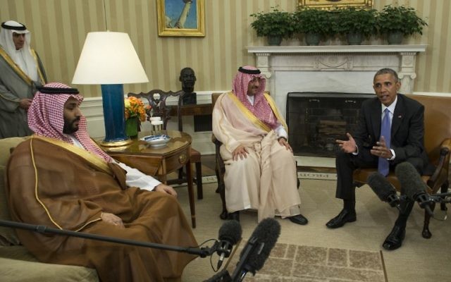 Le président américain Barack Obama rencontre le prince héritier Mohammed ben Nayef (au centre) et le prince Mohammed bin Salman (à gauche) d'Arabie Saoudite dans le Bureau ovale de la Maison Blanche à Washington, D.C., le 13 mai 2015. (Crédit : AFP/Nicholas Kamm) Le président américain Barack Obama rencontre le prince héritier Mohammed ben Nayef (au centre) et le prince Mohammed bin Salman (à gauche) d'Arabie Saoudite dans le Bureau ovale de la Maison Blanche à Washington, D.C., le 13 mai 2015. (Crédit : AFP/Nicholas Kamm)