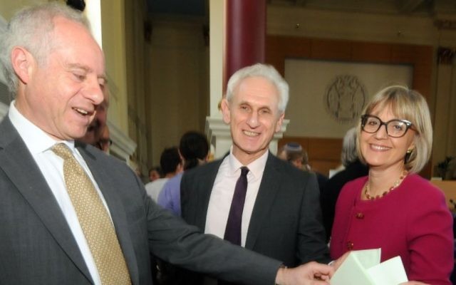 Jonathan Arkush, à gauche, vote pour le président du Conseil des députés des Juifs britanniques avec les deux autres candidats, Alex Brummer, au centre, et Laura Marks, à droite, le 17 mai 2015 (Crédit : Board of Deputies / John Rifkin) Jonathan Arkush, à gauche, vote pour le président du Conseil des députés des Juifs britanniques avec les deux autres candidats, Alex Brummer, au centre, et Laura Marks, à droite, le 17 mai 2015 (Crédit : Board of Deputies / John Rifkin)