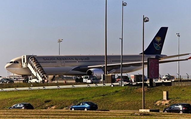 Un avion de Saudi Arabian Airlines à Paris en 2011 (Crédit : CC BY Wikipedia) Un avion de Saudi Arabian Airlines à Paris en 2011 (Crédit : CC BY Wikipedia)