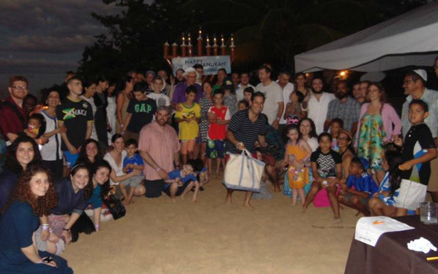 Une célébration de Hanoukka organisée par le Habad sur la plage à Ocho Rios, Jamaïque, en décembre 2014. (Crédit : autorisation)