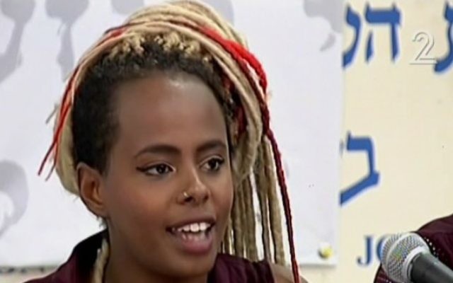 Inbar Bugale évoque les revendications attendues par le mouvement pour améliorer la qualité de vie de sa communauté, Tel-Aviv, le 10 mai 2015. (Crédit : capture d'écran: Channel 2)