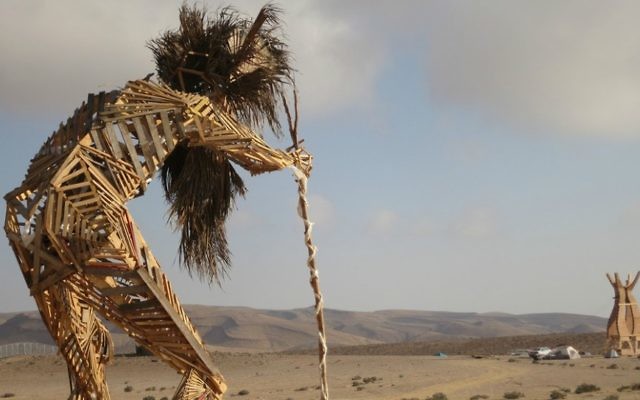 "Grand-père", l'installation de Lior Peleg et d'Itamar Paloge au Midburn de l'an dernier (Crédit : Autorisation de Faluja.net) "Grand-père", l'installation de Lior Peleg et d'Itamar Paloge au Midburn de l'an dernier (Crédit : Autorisation de Faluja.net)