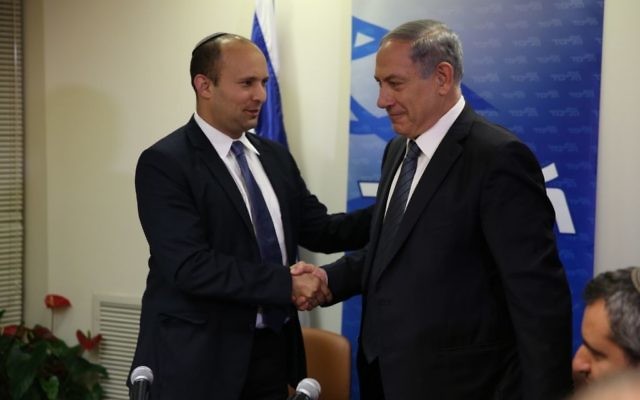 Naftali Bennett et Benjamin Netanyahu se serrent la main après avoir conclu in extremis un accord de coalition (Crédit : new media/Likud) Naftali Bennett et Benjamin Netanyahu se serrent la main après avoir conclu in extremis un accord de coalition (Crédit : new media/Likud)