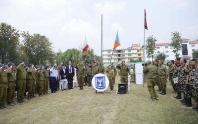 Des officiels israéliens et népalais lors de la cérémonie de fermeture de l'hôpital de campagne de Tsahal à Katmandou  (Crédit : Tsahal)