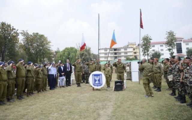 Des officiels israéliens et népalais lors de la cérémonie de fermeture de l'hôpital de campagne de Tsahal à Katmandou (Crédit : Tsahal) Des officiels israéliens et népalais lors de la cérémonie de fermeture de l'hôpital de campagne de Tsahal à Katmandou (Crédit : Tsahal)