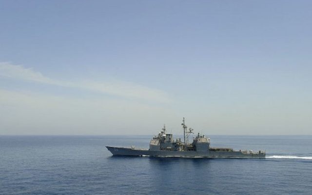 Un navire américain dans le golfe d'Aden (Crédit : Kristopher Wilson/US Navy/Wikimedia Commons/File)