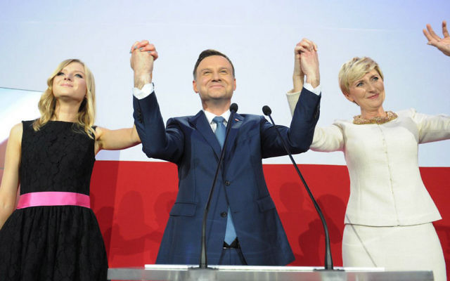 Andrzej Duda célébrant sa victoire à l'élection présidentielle polonaise (Photo extraite de sa page Facebook)