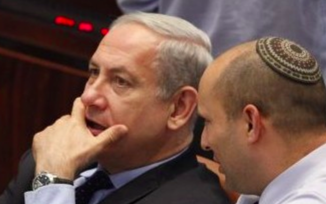 Benjamin Netanyahu et Naftali Bennett à la Knesset, le 29 juillet 2013 (Crédit : Flash90) Benjamin Netanyahu et Naftali Bennett à la Knesset, le 29 juillet 2013 (Crédit : Flash90)
