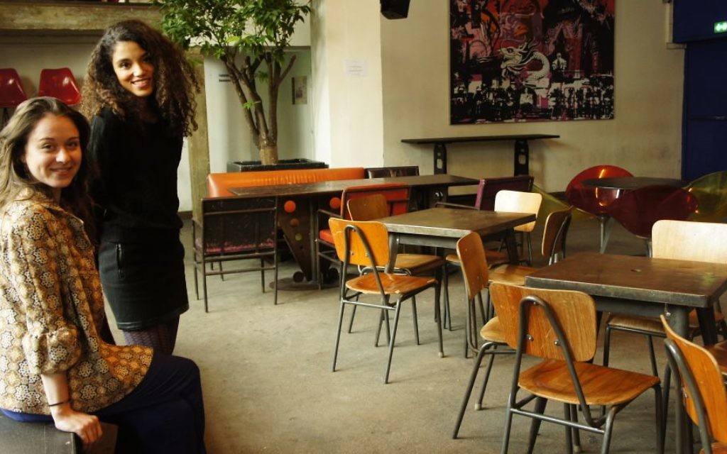 Inès et Kenza à "La Bellevilloise", dans la salle où se tiendra le festival (Crédit : Pèlerinage en décalage)
