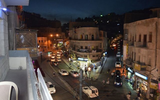 Le centre d'Amman la nuit, le 29 mars 2015 (Crédit : Avi Lewis / Times of Israël, Benyamin Loudmer)