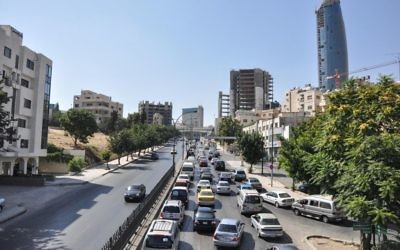 Le trafic de la mi-journée tandis que les gens rentrent chez eux à partir après 15 heures (Crédit : Michal Shmulovich / Times of Israël)