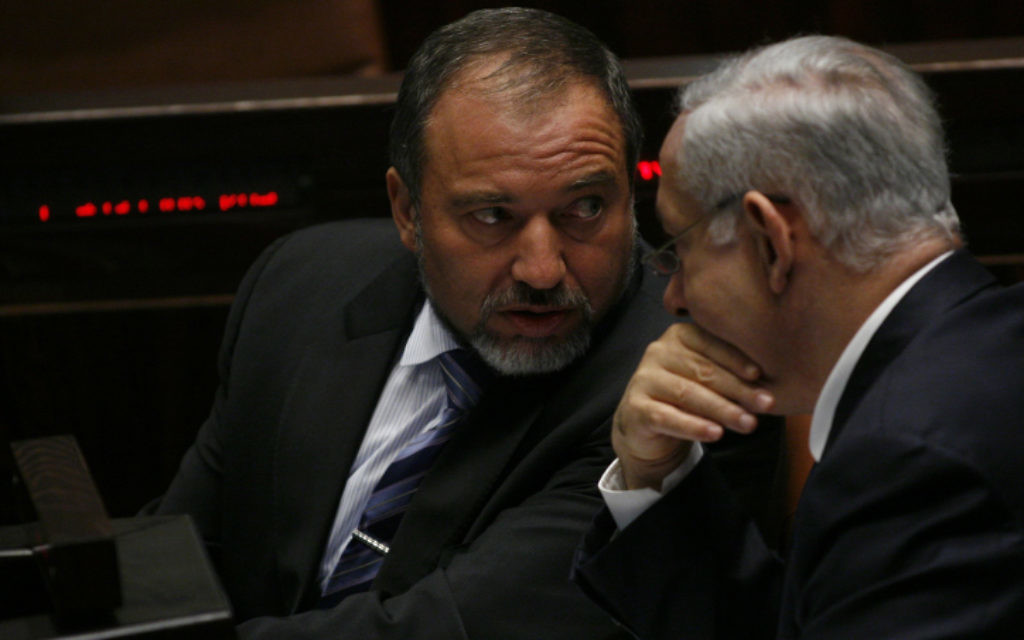 Benjamin Netanyahu (à droite) et Avigdor Liberman à la Knesset. (Crédit : Miriam Alster / Flash90) Benjamin Netanyahu (à droite) et Avigdor Liberman à la Knesset. (Crédit : Miriam Alster / Flash90)