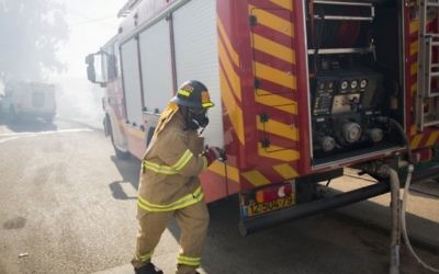 Les pompiers tentant d'éteindre un grand incendie qui avait éclaté à Jérusalem, le 26 août  2014. (Crédit : Yonatan Sindel / Flash90)