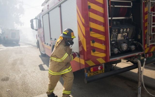 Les pompiers tentant d'éteindre un grand incendie qui avait éclaté à Jérusalem, le 26 août  2014. (Crédit : Yonatan Sindel / Flash90)