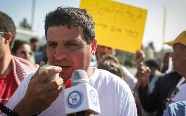 Ayman Odeh parle avec la presse en face de la résidence du président lors d'une manifestation des militants bédouins à Jérusalem, le 29 mars 2015 (Crédit : Hadas Parush / Flash90) Ayman Odeh parle avec la presse en face de la résidence du président lors d'une manifestation des militants bédouins à Jérusalem, le 29 mars 2015 (Crédit : Hadas Parush / Flash90)
