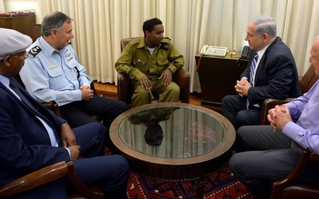 Benjamin Netanyahu reçoit le jeune soldat israélien d'origine éthiopienne à la résidence du Premier ministre - 4 mai 2015 (Crédit : Haim Zach / GPO) Benjamin Netanyahu reçoit le jeune soldat israélien d'origine éthiopienne à la résidence du Premier ministre - 4 mai 2015 (Crédit : Haim Zach / GPO)