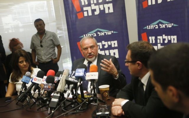 Avigdor Liberman lors de la réunion du parti Yisrael Beytenu à la Knesset le 4 mai 2015 (Crédit photo: Miriam Alster / Flash90) Avigdor Liberman lors de la réunion du parti Yisrael Beytenu à la Knesset le 4 mai 2015 (Crédit photo: Miriam Alster / Flash90)
