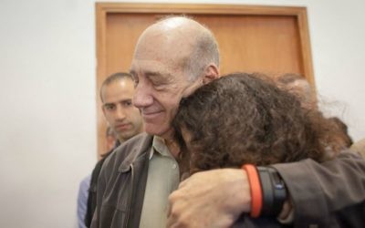 L'ancien Premier ministre Ehud Olmert à la Cour de district de Jérusalem lors de l'audience de détermination de la peine, le 5 mai 2015. (Crédit : Emil Salman / Pool / Flash90)