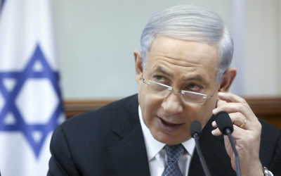 Le Premier ministre Benjamin Netanyahu dirige la réunion hebdomadaire du cabinet au bureau du Premier ministre à Jérusalem le 10 mai 2015 (Crédit : Marc Israël Sellem / Flash90, Pool)