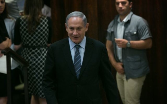 Le Premier ministre Benjamin Netanyahu lors d'une session du plénum sur l'expansion du nombre de ministres dans la nouvelle coalition le 11 mai 2015. (Crédit : Miriam Alster / Flash90)