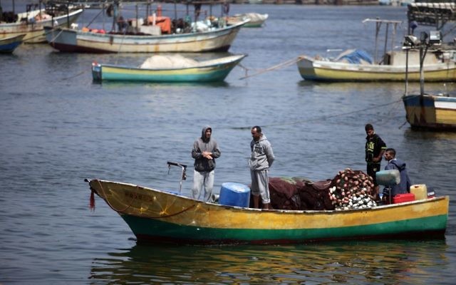 Des pêcheurs palestiniens au port de la ville de Gaza, le 13 mai 2015. (Crédit : Aaed Tayeh/Flash90)