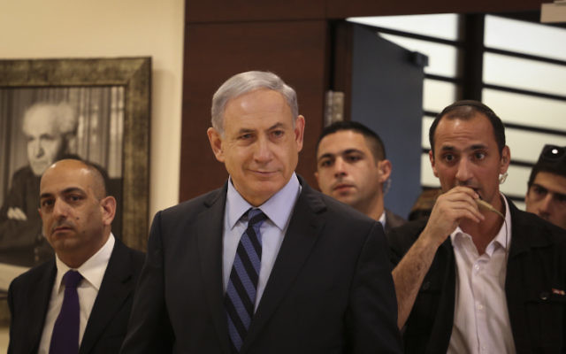 Benjamin Netanyahu quitte son bureau de la Knesset, le 13 mai 2015. (Crédit : Hadas Parush/Flash90) Benjamin Netanyahu quitte son bureau de la Knesset, le 13 mai 2015. (Crédit : Hadas Parush/Flash90)