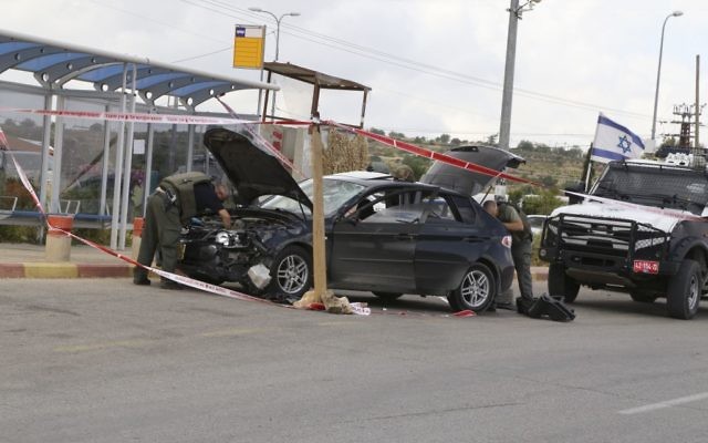 Les forces de sécurité israéliennes inspectent le véhicule d'un Palestinien qui a écrasé des Israéliens près Alon Shvut à Gush Etzion, le 14 mai 2015 (Crédit : Gershon Elinson / Flash90) Les forces de sécurité israéliennes inspectent le véhicule d'un Palestinien qui a écrasé des Israéliens près Alon Shvut à Gush Etzion, le 14 mai 2015 (Crédit : Gershon Elinson / Flash90)