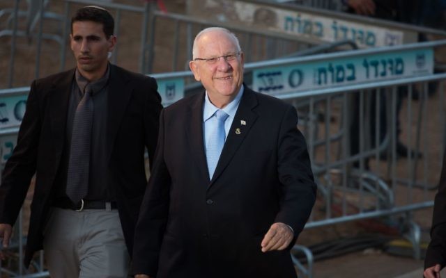 Reuven Rivlin à la cérémonie à Ammunition Hill, le jour du 48e Yom Yeroushalayim, le 17 mai 2015 (crédit : Yonatan SIndel/Flash90) Reuven Rivlin à la cérémonie à Ammunition Hill, le jour du 48e Yom Yeroushalayim, le 17 mai 2015 (crédit : Yonatan SIndel/Flash90)