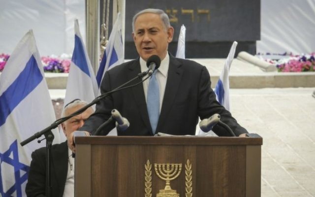 Benjamin Netanyahu pendant la cérémonie de commémoration des Juifs Ethiopiens décédés en chemin, le 17 mai 2015 au Mont Herzl, Jérusalem.  (Crédit : Gil Yochanan/POOL)