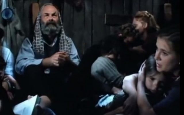 Image tirée du film de 1996 "Caché dans Silence" inspiré des véritables événements de la vie de la famille Diamant, composée de 13 membres, qui a été cachée dans le grenier de deux orphelines polonaises pendant l'Holocauste. (Crédit : capture d'écran: YouTube)