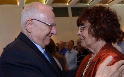 Reuven Rivlin et la veuve de l'espion Eli Cohen, au 50e anniversaire de l'exécution d'Eli Cohen en Syrie, le 18 mai 2015 (Crédit :  Zach/GPO)