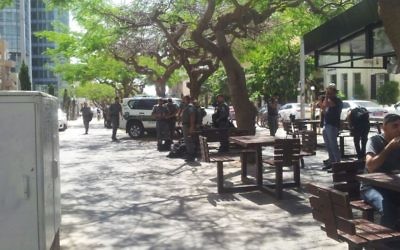Les agents de police se préparent à une manifestation des Israéliens d'origine éthiopienne, à Tel-Aviv, le lundi 18 mai 2015 (Crédit : Juda Ari Gross)