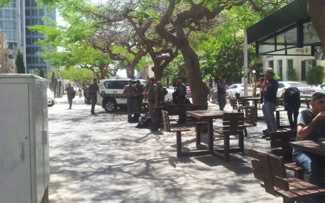 Les agents de police se préparent à une manifestation des Israéliens d'origine éthiopienne, à Tel-Aviv, le lundi 18 mai 2015 (Crédit : Juda Ari Gross) Les agents de police se préparent à une manifestation des Israéliens d'origine éthiopienne, à Tel-Aviv, le lundi 18 mai 2015 (Crédit : Juda Ari Gross)