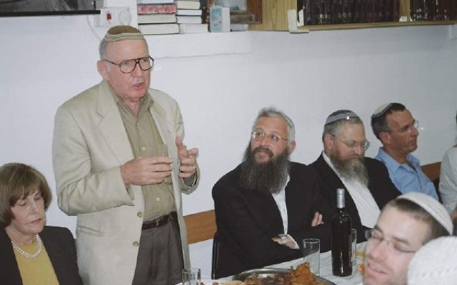 Irving Moskowitz à Beit Orot, en novembre 2011 (Crédit : CC BY-SA Mazel 123, Wikimedia Commons)
