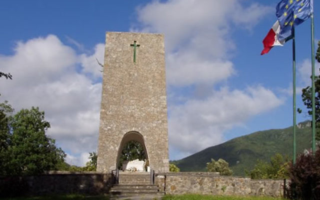 Monument ossuaire de Sant'Anna di Stazzema (Crédit : Fmulas/Wikimedia)