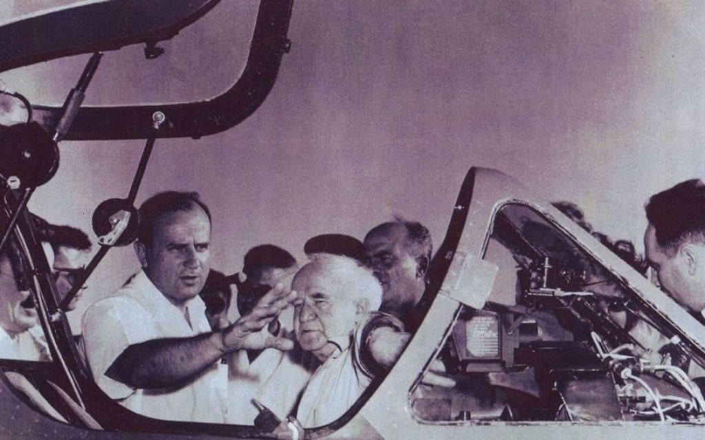 Al Schwimmer, qui a guidé la vaste opération pour renforcer l'armée de l'air d'Israël, avec le Premier ministre israélien David Ben Gurion. (Crédit : Autoriation de Boaz Dvir via JTA)