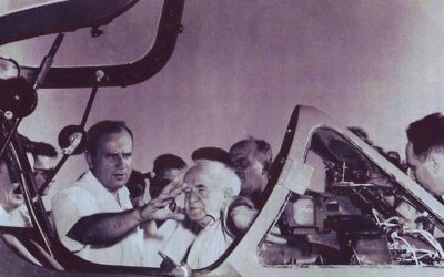 Al Schwimmer, qui a guidé la vaste opération pour renforcer l'armée de l'air d'Israël, avec le Premier ministre israélien David Ben Gurion. (Crédit : Autoriation de Boaz Dvir via JTA)