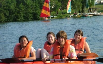 Des enfants handicapés et leurs mentors faisant du kayak au Camp Ramah Wisconsin du mouvement masorti. (Photo illustrative - Autorisation : Commission nationale de Ramah / JTA)