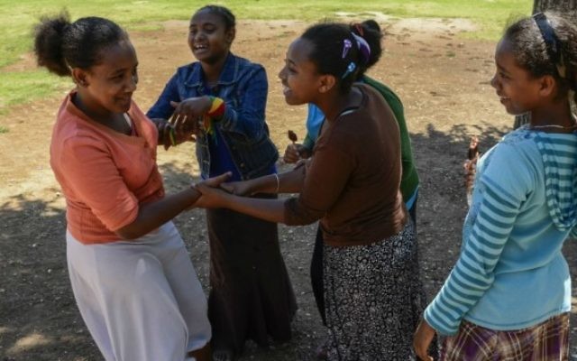 Des jeunes filles jouant au Gan Saker à Jérusalem, le 9 juillet 2014. (Crédit photo: Zoe Vayer / Flash90) Des jeunes filles jouant au Gan Saker à Jérusalem, le 9 juillet 2014. (Crédit photo: Zoe Vayer / Flash90)