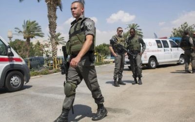 Des policiers et des secouristes sur les lieux où un garde de sécurité israélien travaillant au point de contrôle de l'entrée de Maale Adumim a été poignardé par un assaillant qui a fui dans un village arabe voisin, dans une apparente attaque terroriste, le 11 mai 2015. (Crédit : Yonatan Sindel / FLASH90)