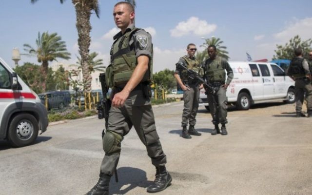 Des policiers et des secouristes sur les lieux où un garde de sécurité israélien travaillant au point de contrôle de l'entrée de Maale Adumim a été poignardé par un assaillant qui a fui dans un village arabe voisin, dans une apparente attaque terroriste, le 11 mai 2015. (Crédit : Yonatan Sindel / FLASH90)