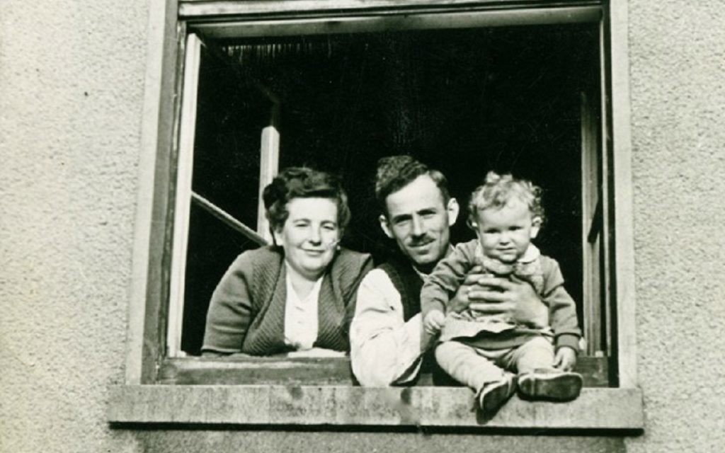 Dina Lichtman avec ses parents Bella CYPRIS et romaine Lichtman sur une photo prise en 1949 dans le camp de Bergen-Belsen qu'ils ont utilisé pour une carte de voeux du Nouvel An juif (Crédit : Autorisation de Dina Lichtman)