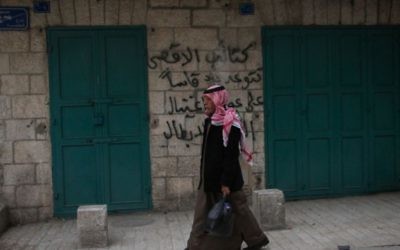 Un Palestinien marche dans la ville de Bethléem, en Cisjordanie, le 24 février 2015.  (Crédit photo: Marcelo Sus / Flash 90)