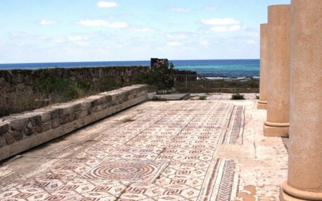 Les vestiges d'une église byzantine au grand plancher de mosaïque à Shavei Zion (Crédit : Shmuel Bar-Am)