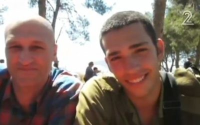 A gauche, Patrick Asraf avec son fils Or (Crédit : Channel 2 news)