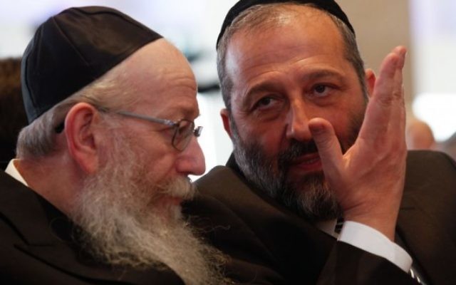 Le dirigeant du parti Shas, Aryeh Deri (à droite), en conversation avec celui du parti Yahadout HaTorah, Yaakov Litzman, lors de la session d'ouverture du parlement israélien, le 31 mars 2015. (Crédit : Nati Shohat/Flash90) Le dirigeant du parti Shas, Aryeh Deri (à droite), en conversation avec celui du parti Yahadout HaTorah, Yaakov Litzman, lors de la session d'ouverture du parlement israélien, le 31 mars 2015. (Crédit : Nati Shohat/Flash90)