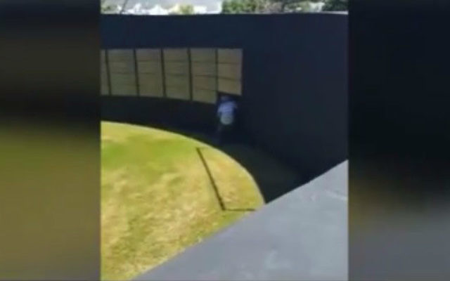 Un couple en train d'avoir des relations sexuelles à un mémorial pour les soldats de Tsahal tombés dans la ville du nord de Carmiel. Un suspect a été arrêté  le mercredi 13 mai 2015 (Crédit : YouTube capture d'écran)