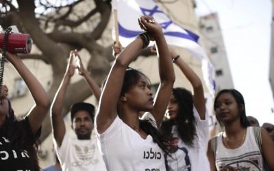 Des Israéliens d'origine éthiopienne manifestent à Tel-Aviv contre la violence et le racisme dirigés contre eux, le 18 mai 2015. (Crédit photo: Tomer Neuberg / Flash90)